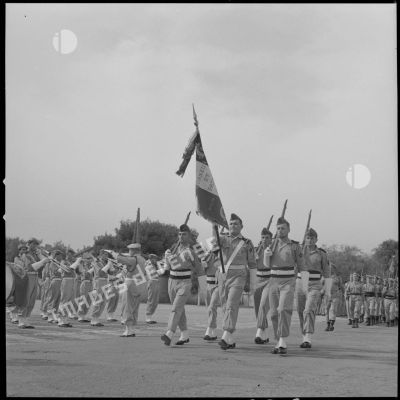 [Soldats du 2e régiment de zouaves (RZ) défilant à l'occasion d'une cérémonie à la caserne Magenta.]