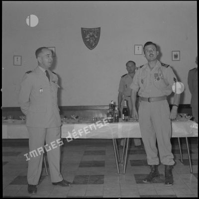 [Général de division et commandant Pinta du 2e régiment de zouaves (RZ) posant dans une salle de la caserne Magenta.]