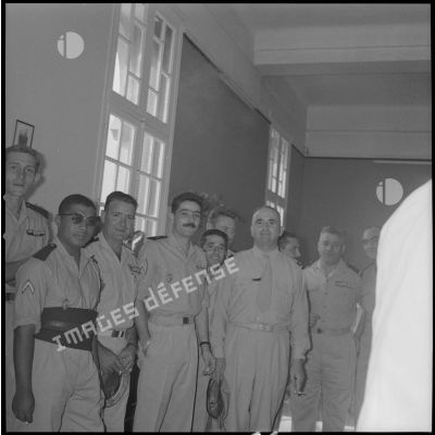 [Sous-officiers posant dans une salle de la caserne Magenta du 2e régiment de zouaves (RZ).]