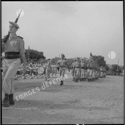 [Soldats du 2e régiment de zouaves (RZ) défilant à la caserne Magenta.]
