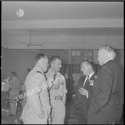 [Général de division et commandant Pinta du 2e régiment de zouave (RZ) discutant dans une salle de la caserne Magenta.]