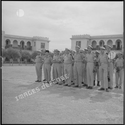 [Officiers subalternes et sous-officiers posant à la caserne Magenta du 2e régiment de zouaves (RZ).]