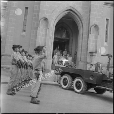 [Soldats du 2e régiment de zouaves (RZ) portant un cerceuil.]
