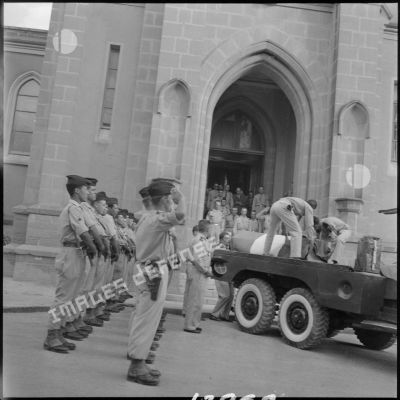 [Soldat du 2e régiment de zouaves (RZ) déposant un cercueil sur un véhicule.]