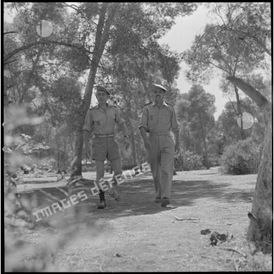 [Soldats de la 5e compagnie du 2e régiment de zouaves (RZ) marchand au campement de la forêt Moulay Ismaïl.]
