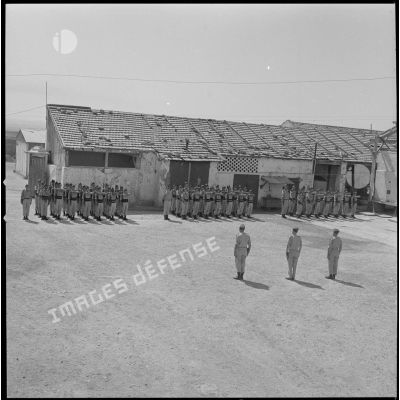 [Compagnie du 2e régiment de zouaves (RZ) présentant les armes à l'occasion d'une cérémonie de passation de commandement au cantonnement de la ferme des Oliviers à Saint-Cloud.]