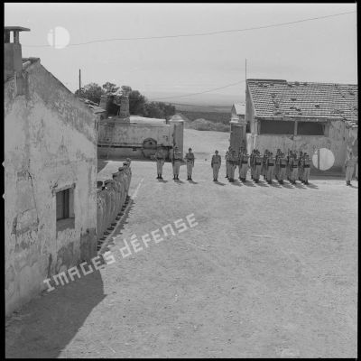 [Compagnie du 2e régiment de zouaves (RZ) présentant les armes à l'occasion d'une cérémonie de passation de commandement au cantonnement de la ferme des Oliviers à Saint-Cloud.]