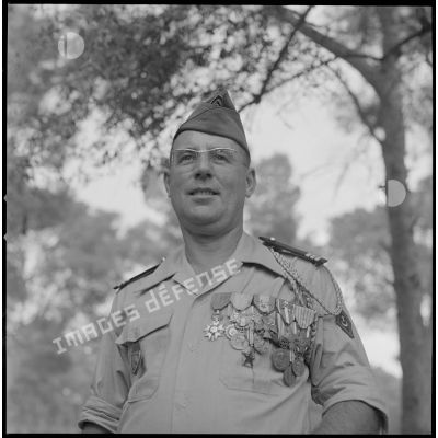 [Capitaine de la 5e compagnie du 2e régiment de zouaves (RZ) posant au campement de la forêt Moulay Ismaïl.]