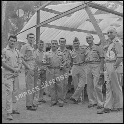 [Soldats de la 5e compagnie du 2e régiment de zouaves (RZ) posant au campement de la forêt Moulay Ismaïl.]