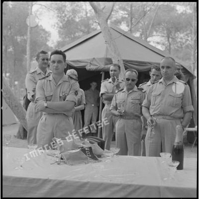 [Capitaine de la 5e compagnie du 2e régiment de zouaves (RZ) posant au campement de la forêt Moulay Ismaïl.]