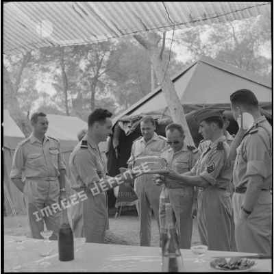 [Capitaine de la 5e compagnie du 2e régiment de zouaves (RZ) recevant des cadeaux au campement de la forêt Moulay Ismaïl.]