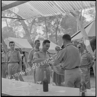 [Capitaine de la 5e compagnie du 2e régiment de zouaves (RZ) recevant un fanion dans le campement de la forêt Moulay Ismaïl.]