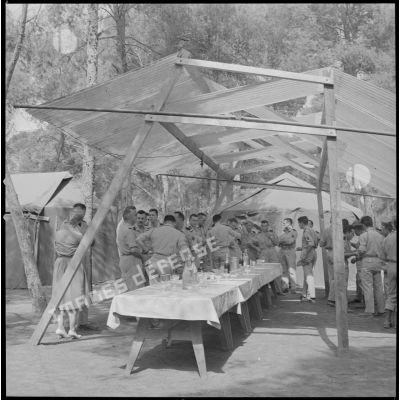 [Soldats de la 5e compagnie du 2e régiment de zouaves (RZ) buvant un verre au campement de la forêt Moulay Ismaïl.]