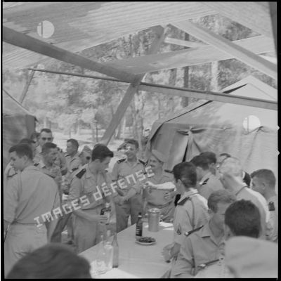 [Soldats de la 5e compagnie du 2e régiment de zouaves (RZ) buvant un verre au campement de la forêt Moulay Ismaïl.]