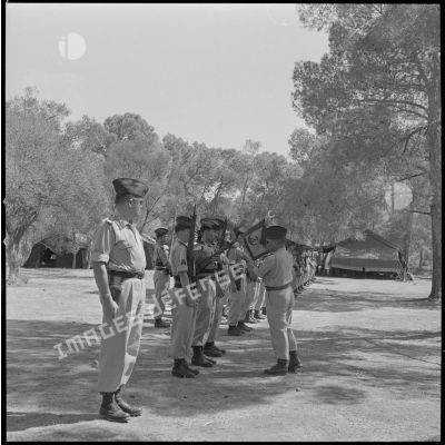 [Capitaine de la 5e compagnie du 2e régiment de zouaves (RZ) remettant un fanion au campement de la forêt Moulay Ismaïl.]