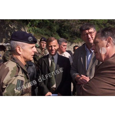 Le général Valentin, COM-KFOR, salue le responsable de la mine de Stari Treg.
