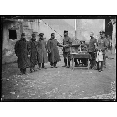 Nîmes (Gard). Prisonniers bulgares à la visite. [légende d'origine]