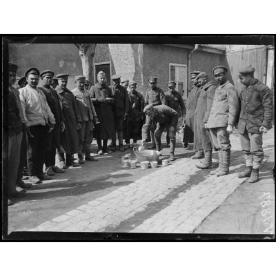 Nîmes (Gard). Dépôt de prisonniers bulgares. Distribution de la soupe. [légende d'origine]