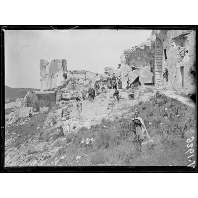 Les Baux (Bouches-du-Rhône). Spahis dans les ruines du château. [légende d'origine]