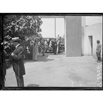 Rabat. Arrivée du général Lyautey venant installer M. Bonnet, premier président de la Cour de Rabat. [légende d'origine]