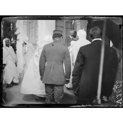 Rabat. Le général Lyautey recevant les fils du sultan. [légende d'origine]