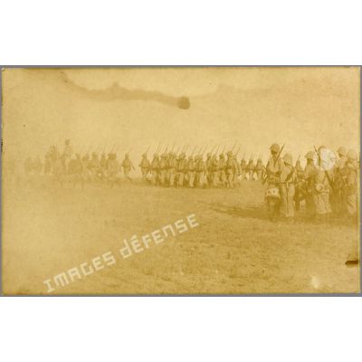 [Le régiment de la Légion étrangère en marche accompagné de la musique].