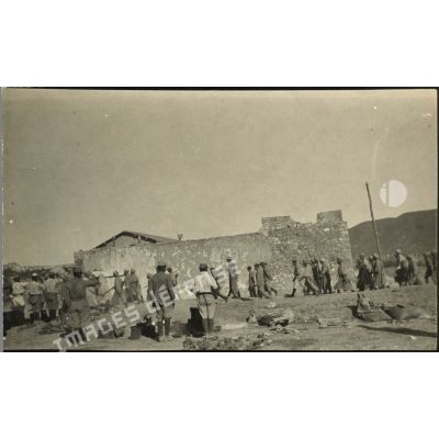 [Une colonne de Marocains arrive au campement du 1er régiment étranger de la Légion étrangère].