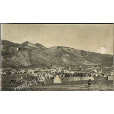 [Vue générale du campement du 1er régiment étranger de la Légion étrangère dans une plaine au Maroc].