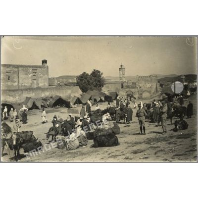 [Marché ou campement marocain aux abords d'une ville].