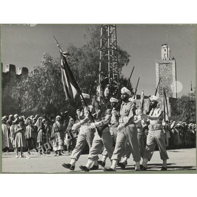 Le défilé du drapeau des tirailleurs marocains. [légende d'origine]