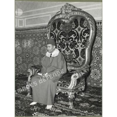 Mohammed V sur son trône. [légende d'origine]
