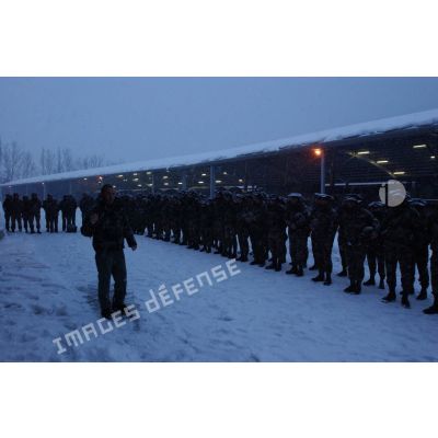 Départ du 7e BCA (bataillon de chasseurs alpins) pour la relève de l'opération Licorne (8e mandat) : rassemblement et dernières consignes aux équipages avant le départ pour la gare ferroviaire et l'embarquement des véhicules.