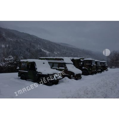 Départ du 7e BCA (bataillon de chasseurs alpins) pour la relève de l'opération Licorne (8e mandat) : véhicules alignés dans le quartier Bulle, garnison du bataillon.