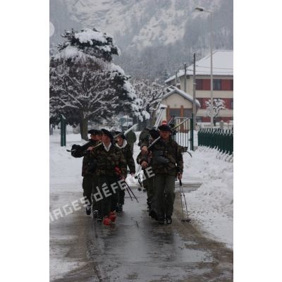 Un groupe du 7e BCA (bataillon de chasseurs alpins) sort du quartier Bulle pour une activité en montagne.