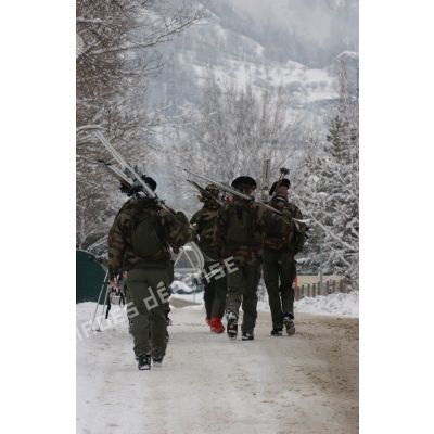 Un groupe du 7e BCA (bataillon de chasseurs alpins) sort du quartier Bulle pour une activité en montagne.