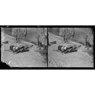 Hailles, Somme, cadavre d'un aviateur allemand tombé avec appareil en feu à 400 m à l'ouest de Hailles. [légende d'origine]