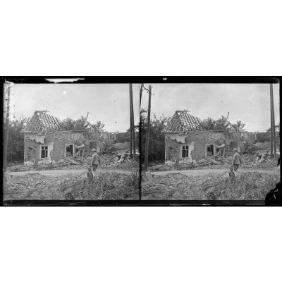 Goyencourt, Somme, maisons en ruines. [légende d'origine]