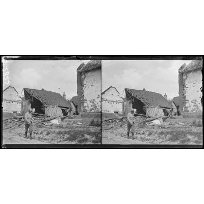 Remiencourt, Somme, maisons en ruines. [légende d'origine]
