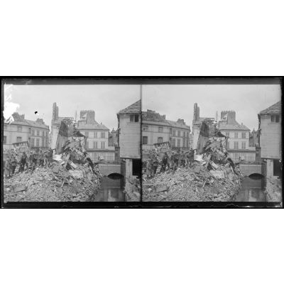Abbeville, Somme, place Sainte-Catherine, maisons bombardées par avions. [légende d'origine]