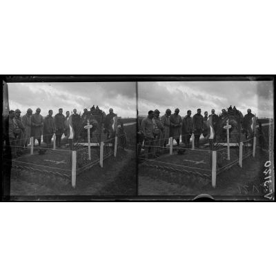 Etrepilly, Seine-et-Marne, anniversaire de la Marne. Soldats américains et français devant des tombes. [légende d'origine]