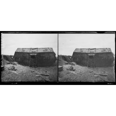Est de Villers-Bretonneux, Somme, tank allemand renversé dans une carrière, balles perforantes françaises ayant traversé les aillières. [légende d'origine]
