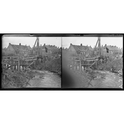Ham, Somme, construction d'un pont sur la Somme, par le 7e Génie, Cie 23 pour le passage de l'artillerie lourde. [légende d'origine]