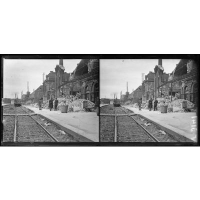 Amiens, Somme, la gare Saint-Roch. Les Italiens enlevant les décombres. [légende d'origine]