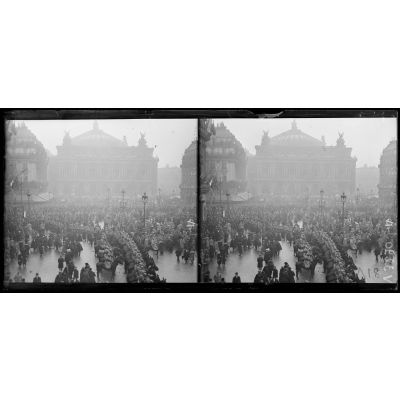 [Paris, place de l'opéra, la foule présente pour accueillir Albert 1er, roi des Belges]. [légende d'origine]