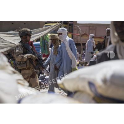 Un légionnaire du GTD Monclar prend contact avec des civils lors d'une patrouille au sein du marché de la ville d'Indelimane.