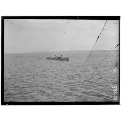 Contre-torpilleur arrivant à Salonique. [légende d'origine]