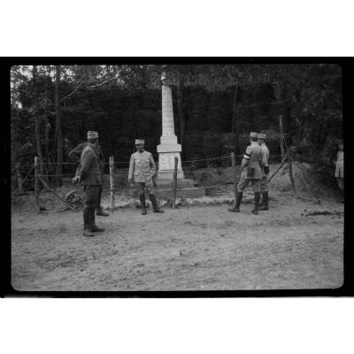 [Soldats en visite sur le front s'arrêtant devant une colonne commémorative, s.d.]