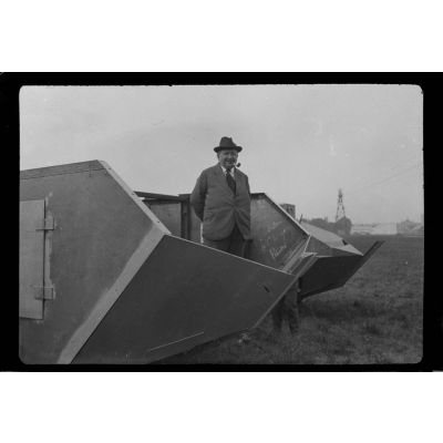 [Homme posant dans un prototype de char Saint-Chamond lors d'une présentation à Vincennes, juillet 1916.]