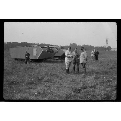 [Prototypes de chars Saint-Chamond et Schneider cote à cote lors d'un essai à Vincennes, juillet 1916.]