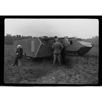 [Discussion pendant une pause lors des essais de prototypes de chars à Vincennes, juillet 1916.]